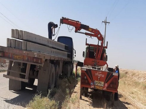 تعویض تیرهای برق فرسوده در مناطق سیل‌زده شوشتر آغاز شد