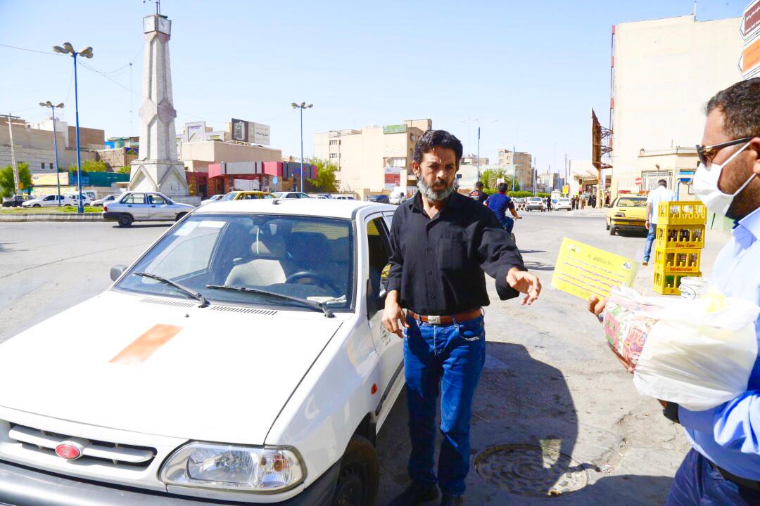 گزارش تصويري از توزيع ماسك رايگان بين رانندگان تاكسي، توسط سازمان مديريت و نظارت بر تاكسيراني شهرداري اهواز