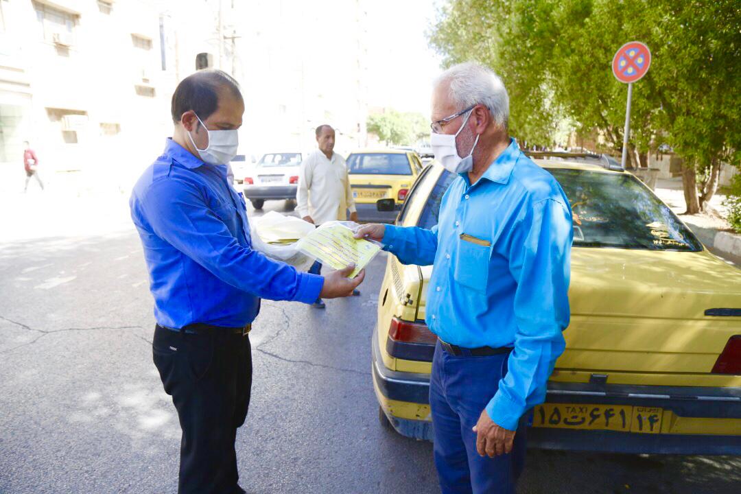 گزارش تصويري از توزيع ماسك رايگان بين رانندگان تاكسي، توسط سازمان مديريت و نظارت بر تاكسيراني شهرداري اهواز