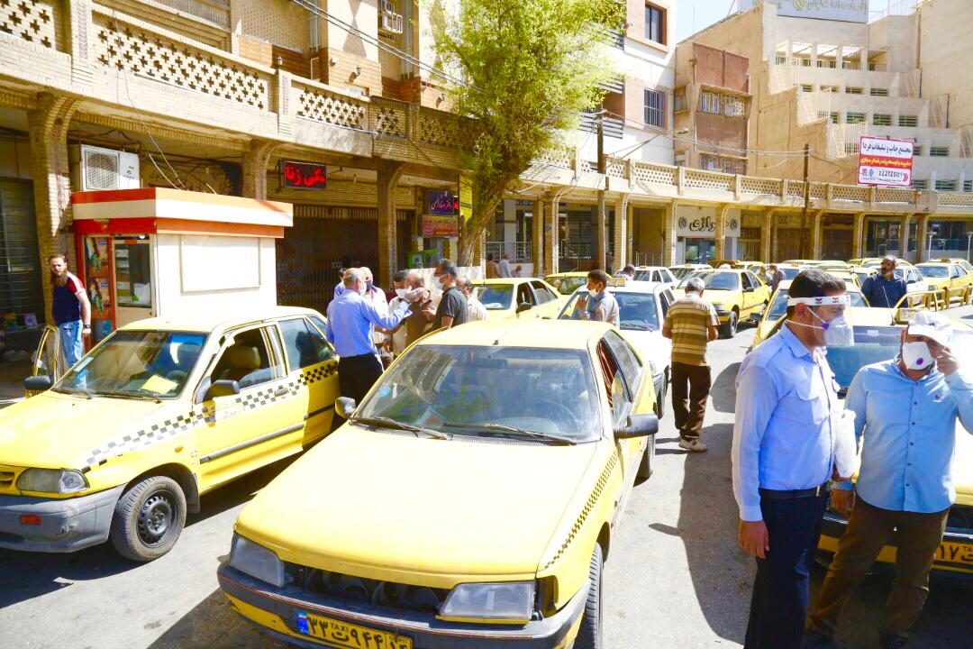 گزارش تصويري از توزيع ماسك رايگان بين رانندگان تاكسي، توسط سازمان مديريت و نظارت بر تاكسيراني شهرداري اهواز
