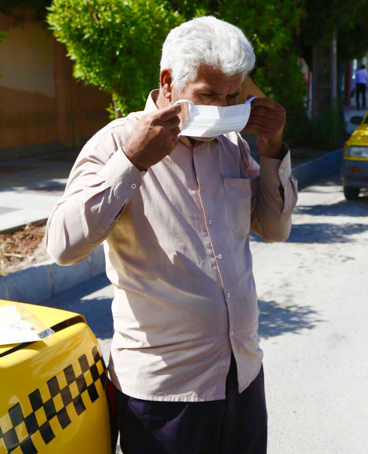 گزارش تصويري از توزيع ماسك رايگان بين رانندگان تاكسي، توسط سازمان مديريت و نظارت بر تاكسيراني شهرداري اهواز