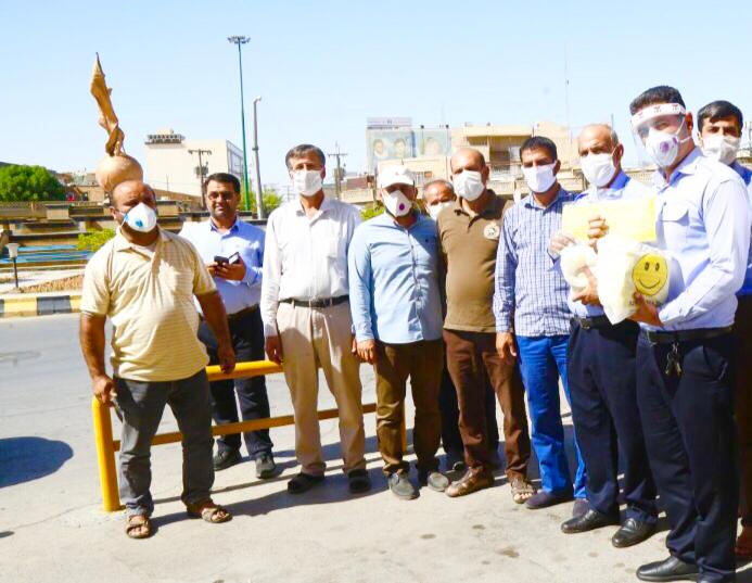 گزارش تصويري از توزيع ماسك رايگان بين رانندگان تاكسي، توسط سازمان مديريت و نظارت بر تاكسيراني شهرداري اهواز