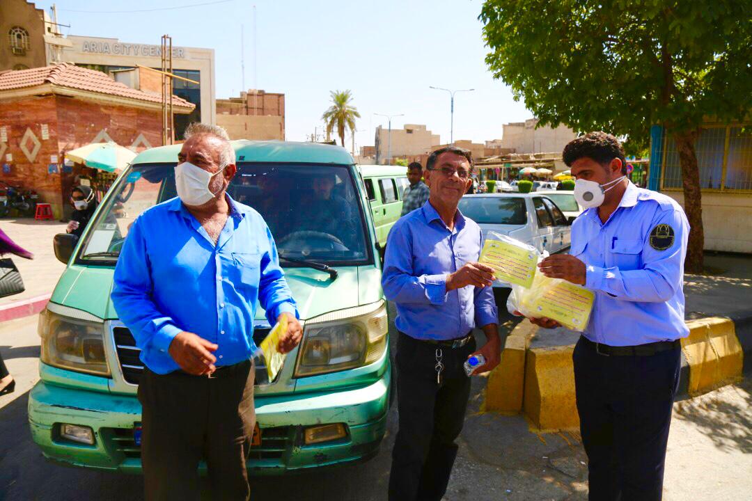گزارش تصويري از اجراي دومين مرحله توزيع بسته هاي ماسك رايگان بين تاكسيداران اهوازي