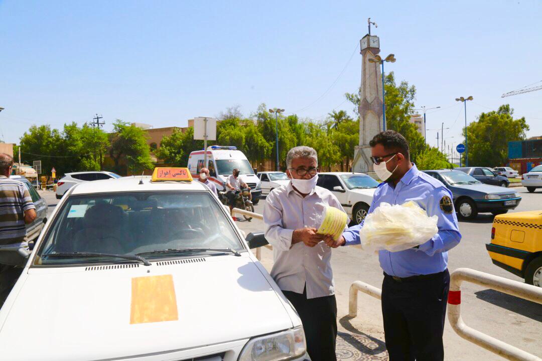 گزارش تصويري از اجراي دومين مرحله توزيع بسته هاي ماسك رايگان بين تاكسيداران اهوازي
