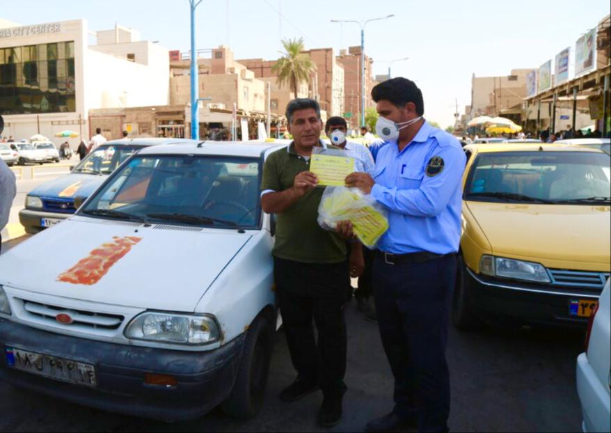 گزارش تصويري از اجراي دومين مرحله توزيع بسته هاي ماسك رايگان بين تاكسيداران اهوازي