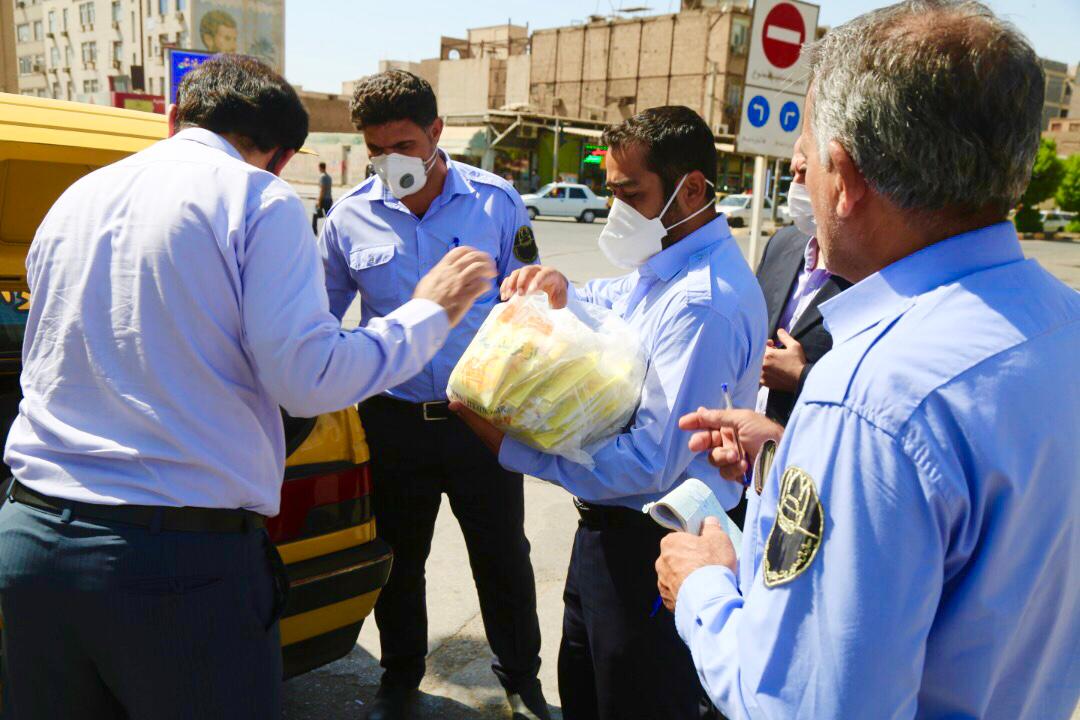 گزارش تصويري از اجراي دومين مرحله توزيع بسته هاي ماسك رايگان بين تاكسيداران اهوازي