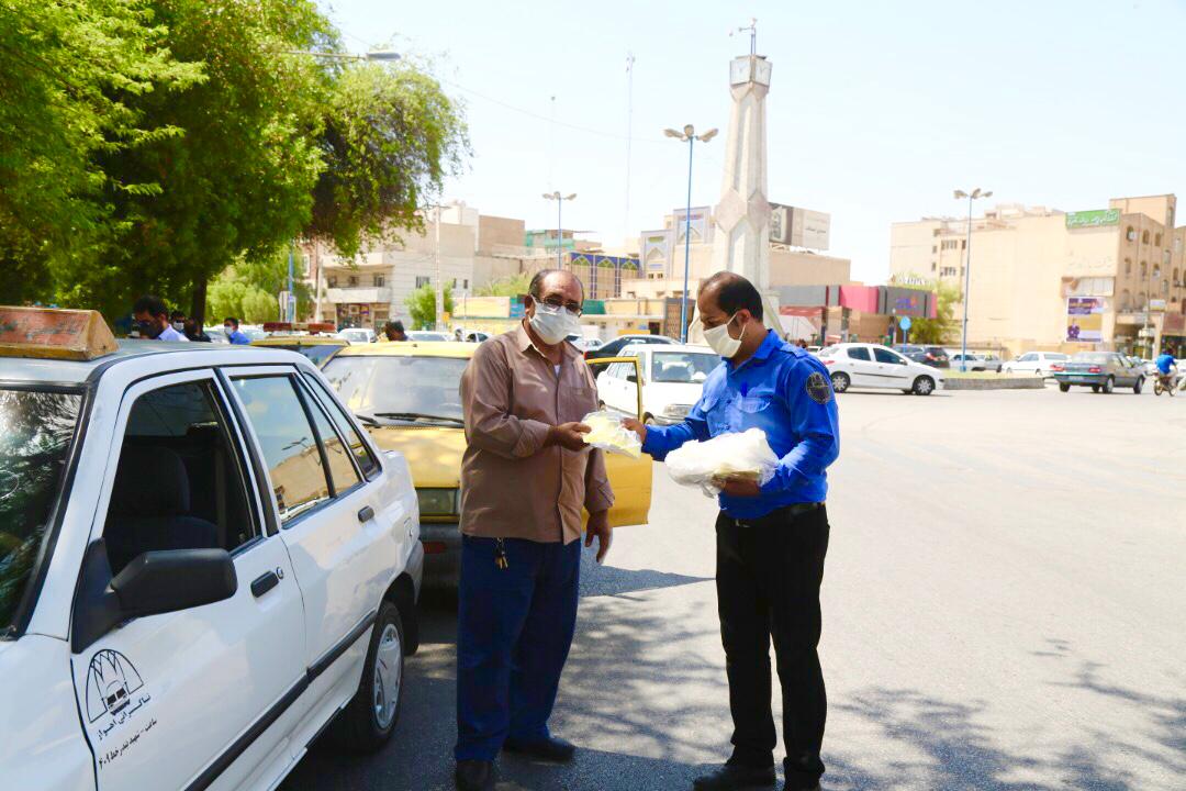 گزارش تصويري از اجراي دومين مرحله توزيع بسته هاي ماسك رايگان بين تاكسيداران اهوازي