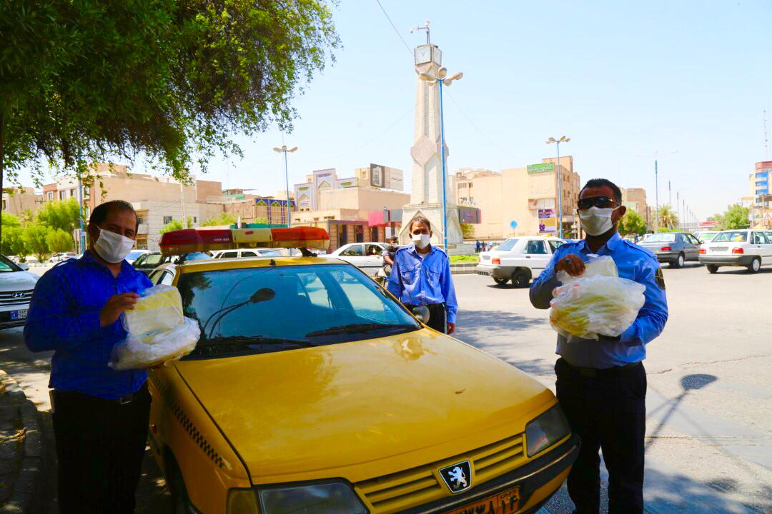 گزارش تصويري از اجراي دومين مرحله توزيع بسته هاي ماسك رايگان بين تاكسيداران اهوازي