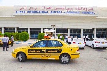 گزارش تصويري طرح توزيع رايگان پنج هزار ماسك سه لايه، توسط سازمان تاكسيراني شهرداري بين تاكسيداران كلانشهر اهواز طي شبانه روز گذشته