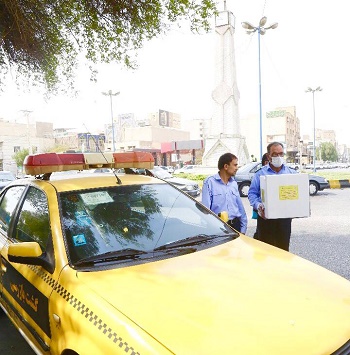 گزارش تصويري طرح توزيع رايگان پنج هزار ماسك سه لايه، توسط سازمان تاكسيراني شهرداري بين تاكسيداران كلانشهر اهواز طي شبانه روز گذشته