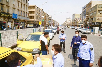 گزارش تصويري طرح توزيع رايگان پنج هزار ماسك سه لايه، توسط سازمان تاكسيراني شهرداري بين تاكسيداران كلانشهر اهواز طي شبانه روز گذشته
