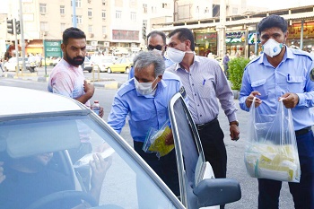 گزارش تصويري طرح توزيع رايگان پنج هزار ماسك سه لايه، توسط سازمان تاكسيراني شهرداري بين تاكسيداران كلانشهر اهواز طي شبانه روز گذشته