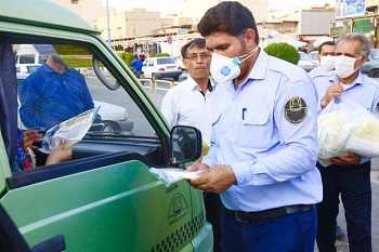 گزارش تصويري طرح توزيع رايگان پنج هزار ماسك سه لايه، توسط سازمان تاكسيراني شهرداري بين تاكسيداران كلانشهر اهواز طي شبانه روز گذشته